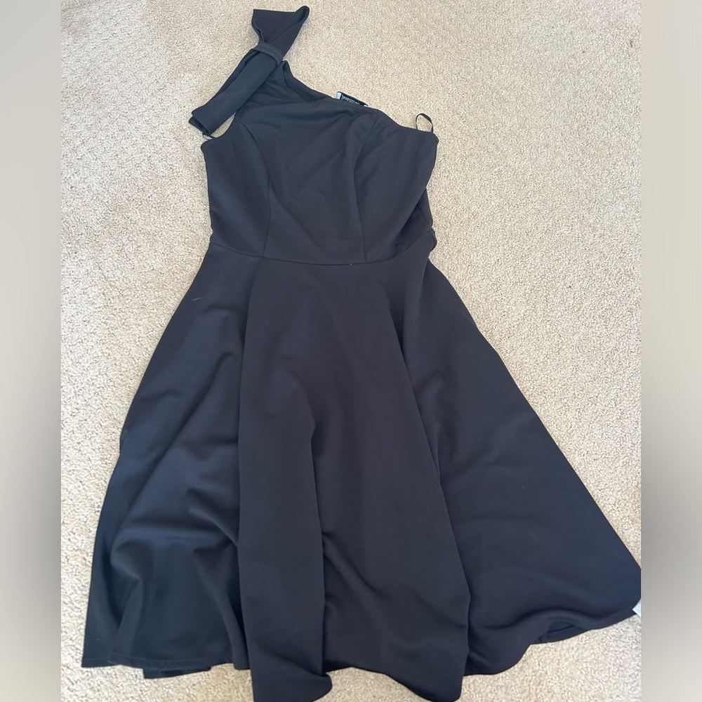 Knee length black dress once shoulder